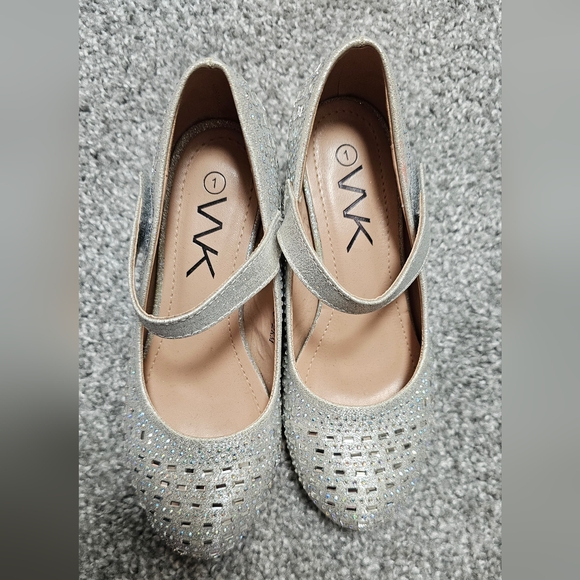 WK Silver Formal Shoes for Girl Size 1 - Picture 1 of 5